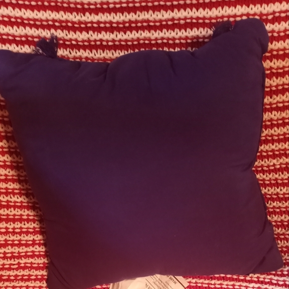 Throw pillows - Picture 3 of 4